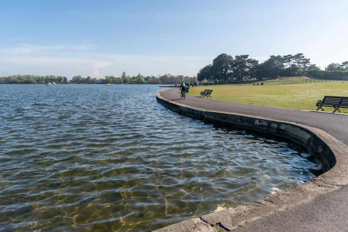 Park Lake View Poole Extérieur photo