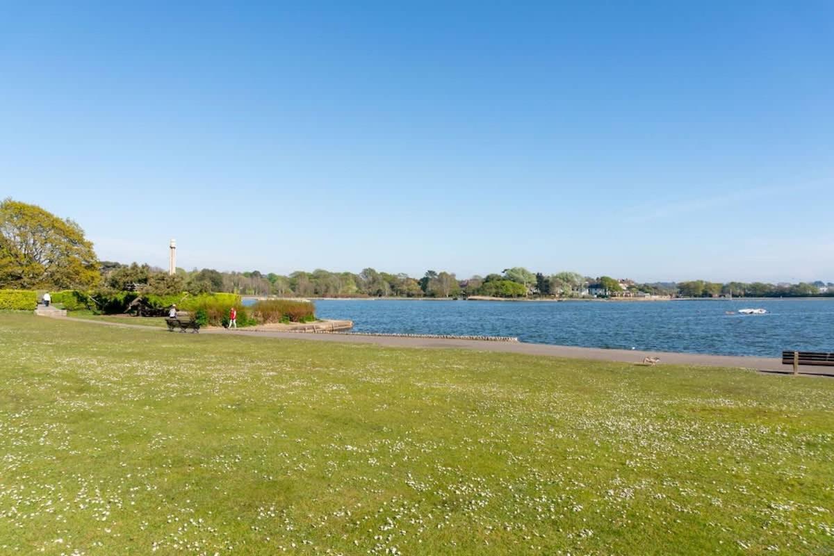 Park Lake View Poole Extérieur photo